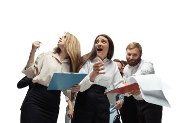 Gergin yatırımcılar, kriz borsasını aletlerinin ekranında grafiklerle analiz ediyorlardı.