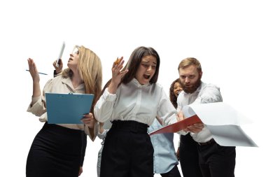 Gergin yatırımcılar, kriz borsasını aletlerinin ekranında grafiklerle analiz ediyorlardı.