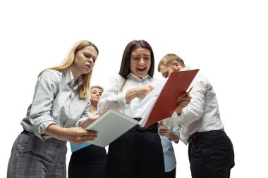 Gergin yatırımcılar, kriz borsasını aletlerinin ekranında grafiklerle analiz ediyorlardı.