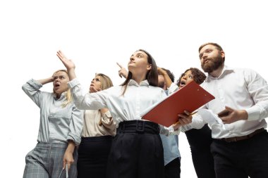 Gergin yatırımcılar, kriz borsasını aletlerinin ekranında grafiklerle analiz ediyorlardı.