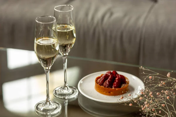 Glasögon av mousserande champagne, närbild. Varmt färgad. Festarrangemang, semester, dryckeskoncept — Stockfoto