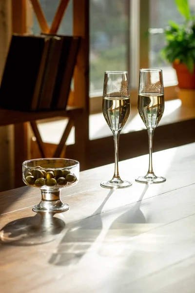 Glasögon av mousserande champagne, närbild. Varmt färgad. Festarrangemang, semester, dryckeskoncept — Stockfoto