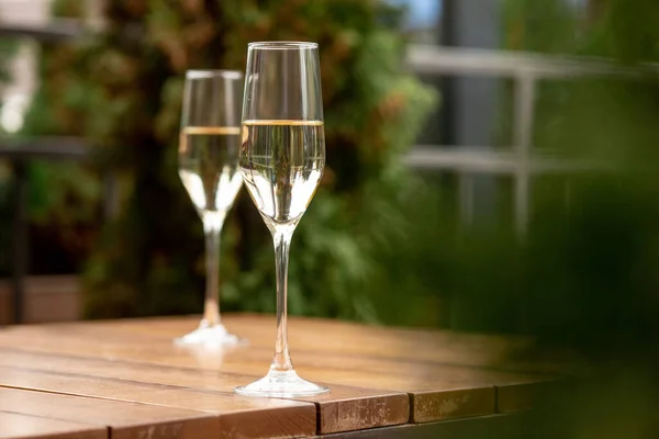 一杯起泡的香槟，关门。暖色。庆祝活动、假期、饮品概念 — 图库照片