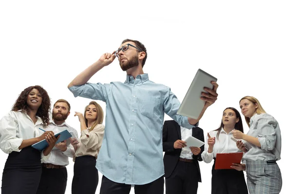 Inversores nerviosos tensionados analizando el mercado de valores de crisis con gráficos en la pantalla de sus dispositivos — Foto de Stock