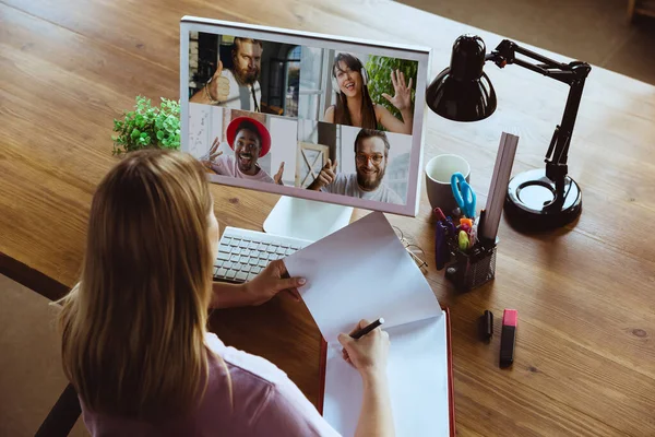 Réunion à distance. Femme travaillant à domicile pendant le coronavirus ou la quarantaine COVID-19, concept de bureau à distance. — Photo