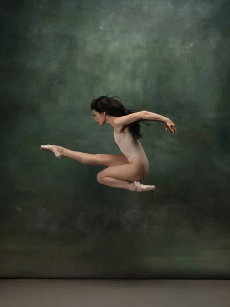 Giovane ballerina tenera graziosa su sfondo verde scuro studio — Foto Stock