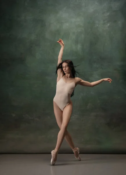 Giovane ballerina tenera graziosa su sfondo verde scuro studio — Foto Stock