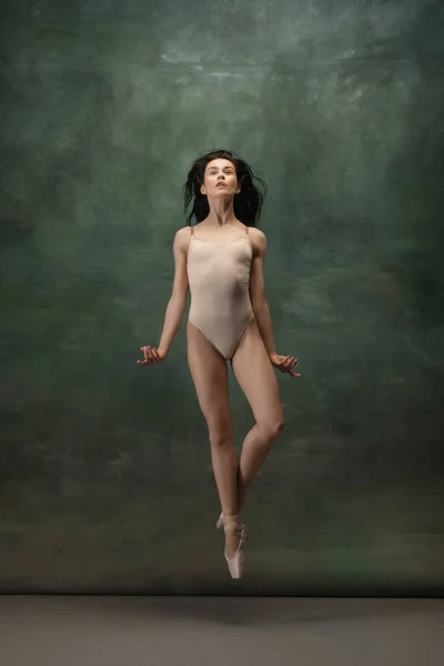 深绿色工作室背景下的年轻优雅的芭蕾舞演员 — 图库照片