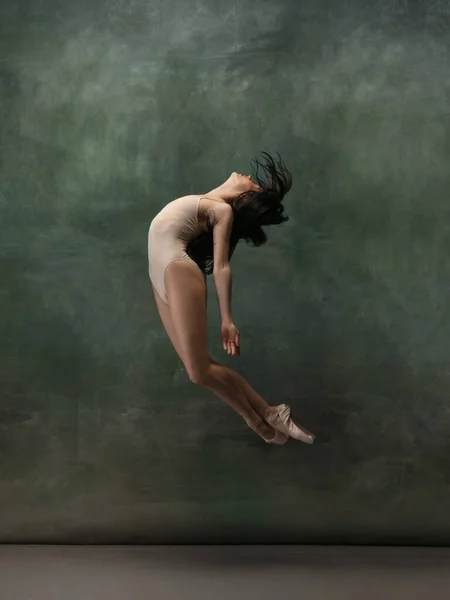 深绿色工作室背景下的年轻优雅的芭蕾舞演员 — 图库照片