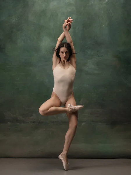 Giovane ballerina tenera graziosa su sfondo verde scuro studio — Foto Stock