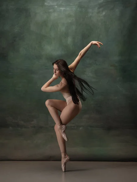 Młody wdzięk czuły balerina na ciemnozielony studio tło — Zdjęcie stockowe