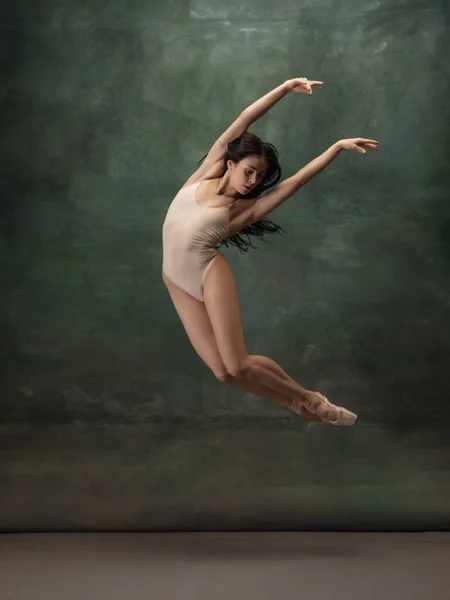 Fiatal kecses érzékeny balerina sötétzöld stúdió háttér — Stock Fotó