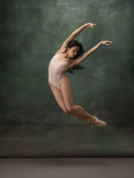 Joven bailarina tierna agraciada sobre fondo de estudio verde oscuro — Foto de Stock