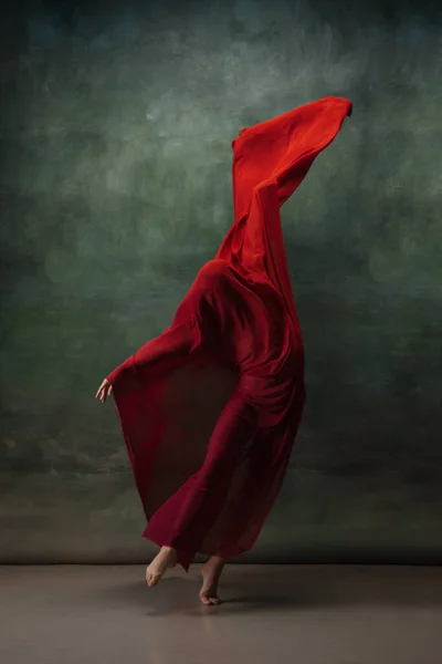 Jovem graciosa bailarina concurso no fundo do estúdio verde escuro — Fotografia de Stock