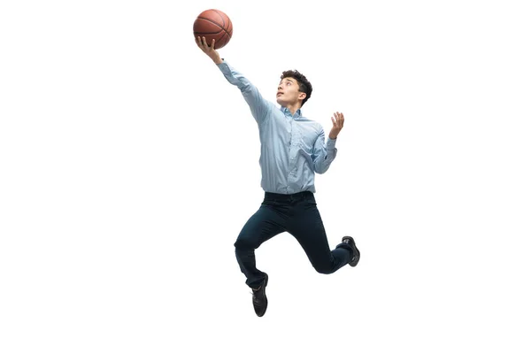 Homem em roupas de escritório jogando basquete no fundo branco. Um olhar incomum para o homem de negócios em movimento, ação. Desporto, estilo de vida saudável . — Fotografia de Stock