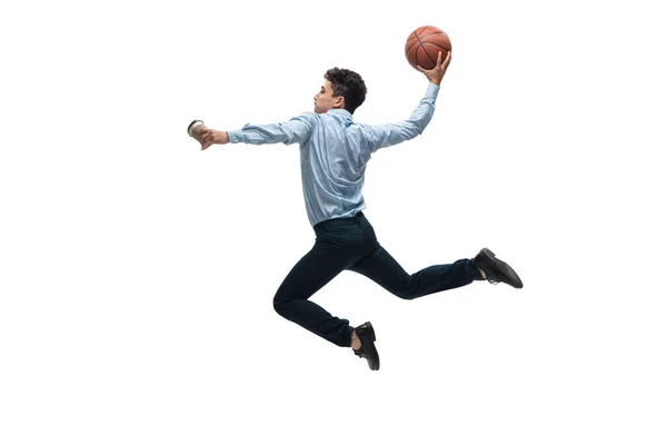 Homme en vêtements de bureau jouant au basket sur fond blanc. Regard inhabituel pour l'homme d'affaires en mouvement, l'action. Sport, mode de vie sain. — Photo