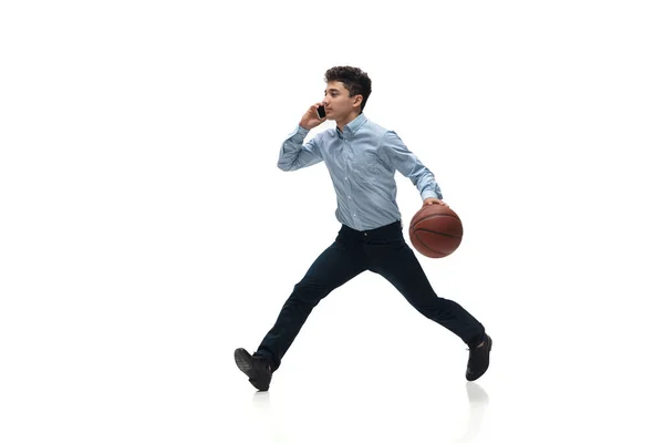 Hombre con ropa de oficina jugando baloncesto sobre fondo blanco. Mirada inusual para hombre de negocios en movimiento, acción. Deporte, estilo de vida saludable . —  Fotos de Stock