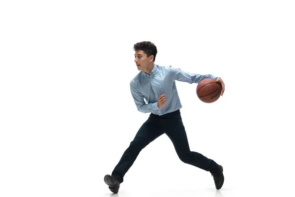 Hombre con ropa de oficina jugando baloncesto sobre fondo blanco. Mirada inusual para hombre de negocios en movimiento, acción. Deporte, estilo de vida saludable . —  Fotos de Stock
