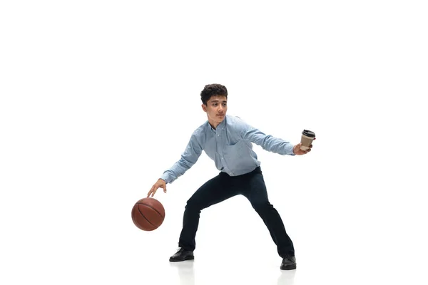 Homem em roupas de escritório jogando basquete no fundo branco. Um olhar incomum para o homem de negócios em movimento, ação. Desporto, estilo de vida saudável . — Fotografia de Stock