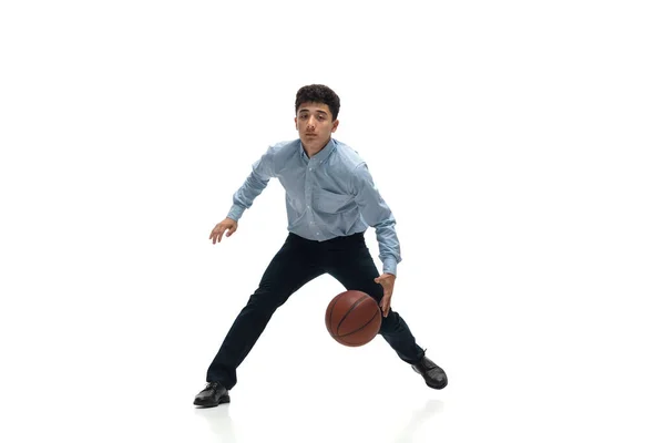 Hombre con ropa de oficina jugando baloncesto sobre fondo blanco. Mirada inusual para hombre de negocios en movimiento, acción. Deporte, estilo de vida saludable . —  Fotos de Stock