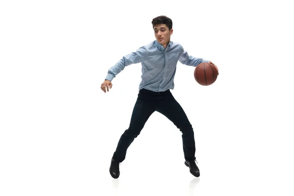 Homem em roupas de escritório jogando basquete no fundo branco. Um olhar incomum para o homem de negócios em movimento, ação. Desporto, estilo de vida saudável . — Fotografia de Stock