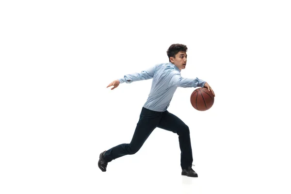Homem em roupas de escritório jogando basquete no fundo branco. Um olhar incomum para o homem de negócios em movimento, ação. Desporto, estilo de vida saudável . — Fotografia de Stock