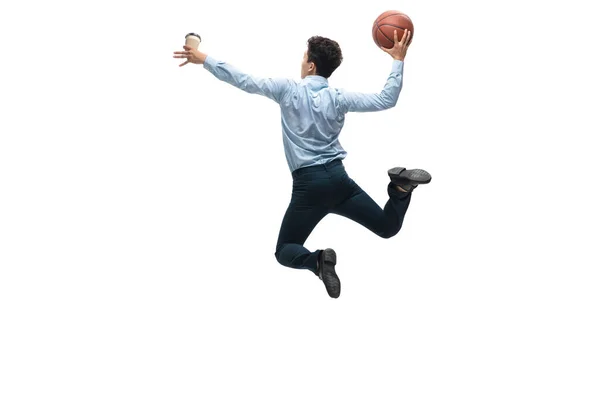 Uomo in abiti da ufficio che gioca a basket su sfondo bianco. Look insolito per uomo d'affari in movimento, azione. Sport, stile di vita sano. — Foto Stock