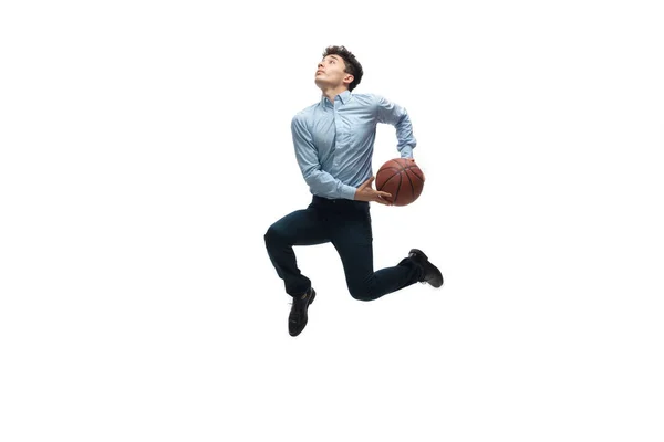 Homme en vêtements de bureau jouant au basket sur fond blanc. Regard inhabituel pour l'homme d'affaires en mouvement, l'action. Sport, mode de vie sain. — Photo
