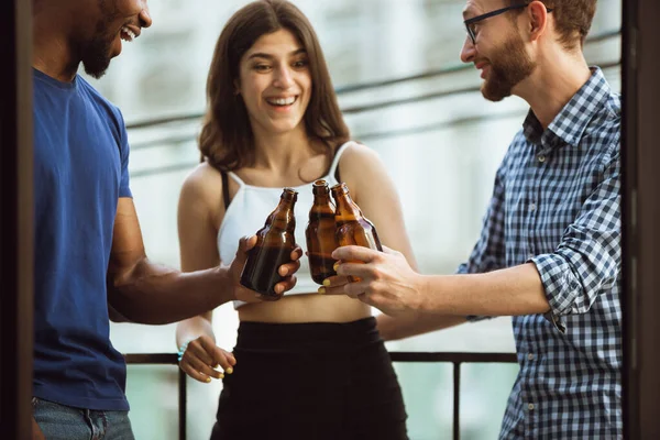 Gruppe fröhlicher Freunde, die an einem Sommertag Bier trinken. Gemeinsam im Freien ausruhen, feiern und entspannen, lachen. Sommerlicher Lebensstil, Freundschaftskonzept. — Stockfoto