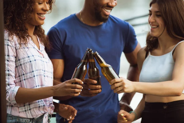 一群快乐的朋友在夏日举办啤酒派对。一起在户外休息，庆祝和放松，大笑。夏天的生活方式，友谊的概念. — 图库照片