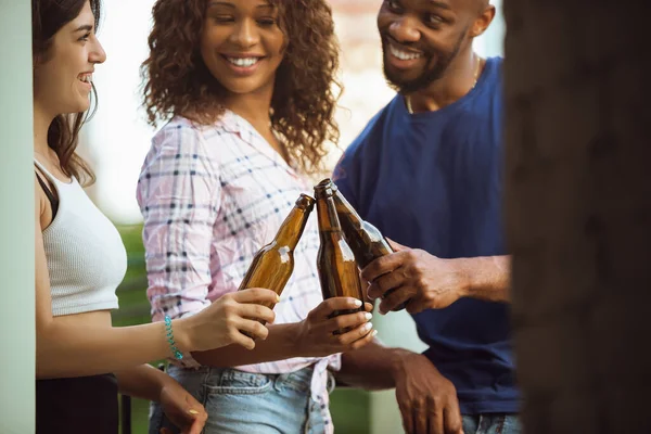 一群快乐的朋友在夏日举办啤酒派对。一起在户外休息，庆祝和放松，大笑。夏天的生活方式，友谊的概念. — 图库照片