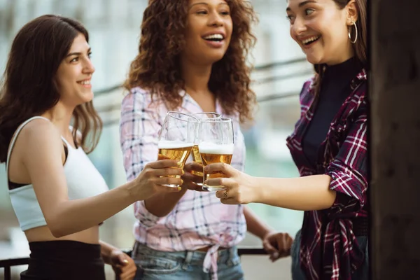 Bir grup mutlu arkadaş yaz günü bira partisi veriyor. Birlikte dışarıda dinlenmek, kutlama yapmak, rahatlamak, gülmek. Yaz yaşam tarzı, arkadaşlık kavramı. — Stok fotoğraf