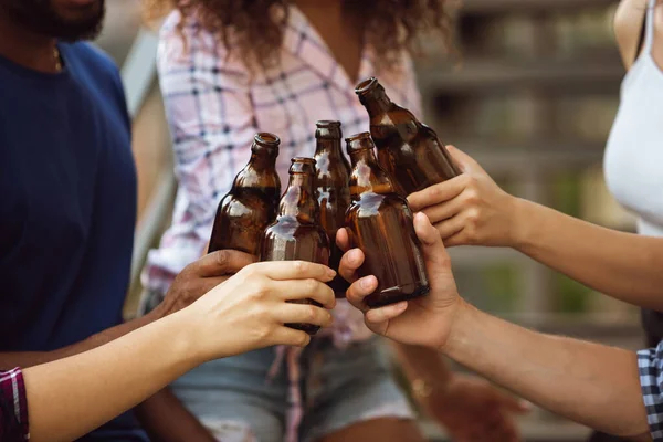 Grupo de amigos felices teniendo una fiesta de cerveza en el día de verano. Descansando juntos al aire libre, celebrando y relajando, riendo. Estilo de vida de verano, concepto de amistad . — Foto de Stock