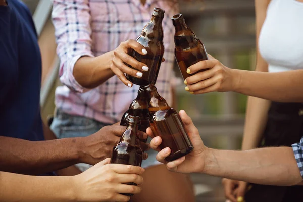 Grupo de amigos felices teniendo una fiesta de cerveza en el día de verano. Descansando juntos al aire libre, celebrando y relajando, riendo. Estilo de vida de verano, concepto de amistad . — Foto de Stock