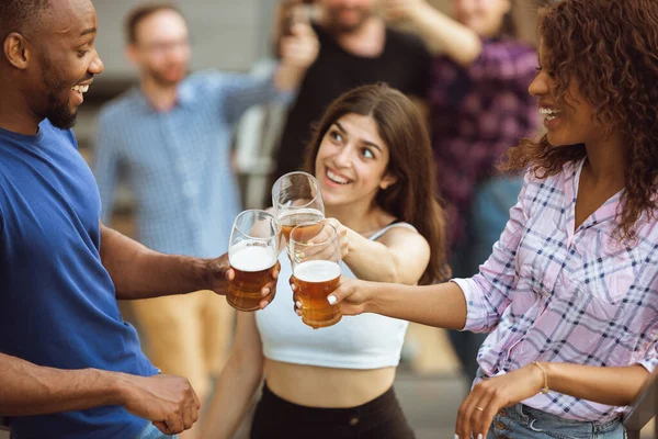 Grupo de amigos felices teniendo una fiesta de cerveza en el día de verano. Descansando juntos al aire libre, celebrando y relajando, riendo. Estilo de vida de verano, concepto de amistad . —  Fotos de Stock