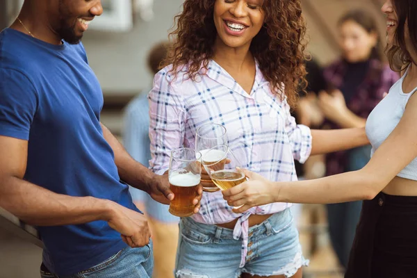 Grupo de amigos felices teniendo una fiesta de cerveza en el día de verano. Descansando juntos al aire libre, celebrando y relajando, riendo. Estilo de vida de verano, concepto de amistad . — Foto de Stock