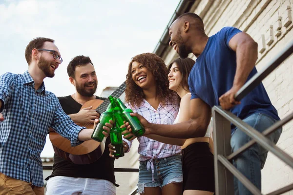 Groupe d'amis heureux faisant la fête de la bière dans la journée d'été. Se reposer ensemble en plein air, célébrer et se détendre, rire. Style de vie d'été, concept d'amitié. — Photo
