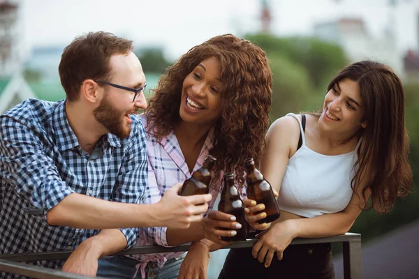 Group of happy friends having beer party in summer day. Resting together outdoor, celebrating and relaxing, laughting. Summer lifestyle, friendship concept. — Stock Photo, Image