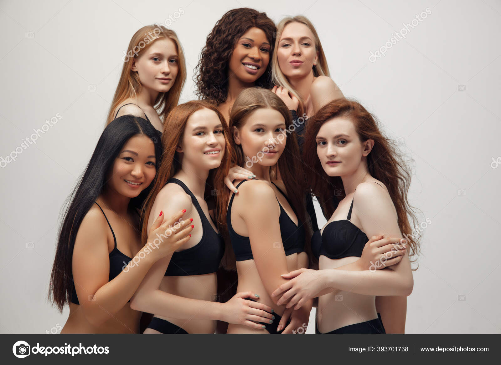 다른 신체와 민족을 가진 여성 그룹 이 여성의 힘 과 힘을 보여 주기 위해 함께 뭉쳤습니다. 구부정하고 깡마른 여자 몸의 개념 — 스톡  사진 © vova130555@gmail.com #393701738