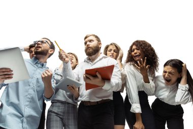 Gergin yatırımcılar, kriz borsasını aletlerinin ekranında grafiklerle analiz ediyorlardı.