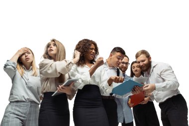 Gergin yatırımcılar, kriz borsasını aletlerinin ekranında grafiklerle analiz ediyorlardı.