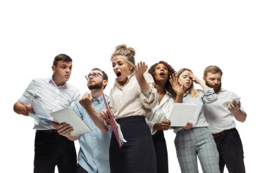 Gergin yatırımcılar, kriz borsasını aletlerinin ekranında grafiklerle analiz ediyorlardı.