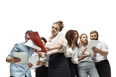 Gergin yatırımcılar, kriz borsasını aletlerinin ekranında grafiklerle analiz ediyorlardı.