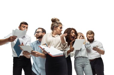 Gergin yatırımcılar, kriz borsasını aletlerinin ekranında grafiklerle analiz ediyorlardı.