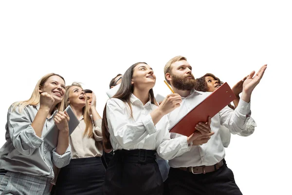 Inversores optimistas y felices analizando el mercado de valores de crisis con gráficos en la pantalla de sus gadgets — Foto de Stock