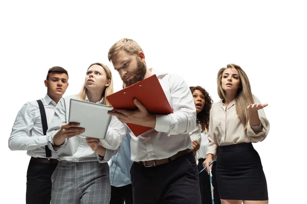 Inversores nerviosos tensionados analizando el mercado de valores de crisis con gráficos en la pantalla de sus dispositivos — Foto de Stock