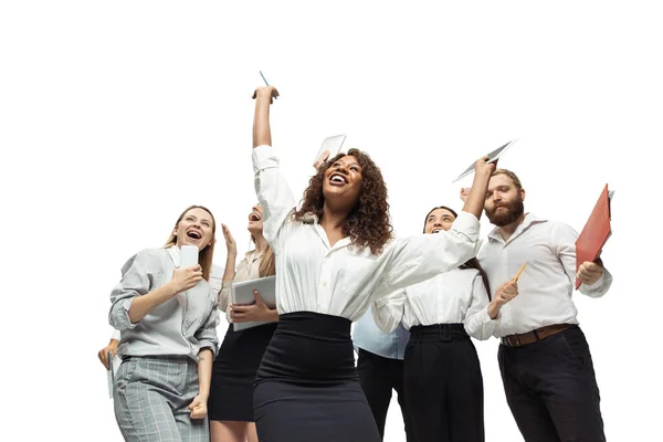 Inversores optimistas y felices analizando el mercado de valores de crisis con gráficos en la pantalla de sus gadgets — Foto de Stock