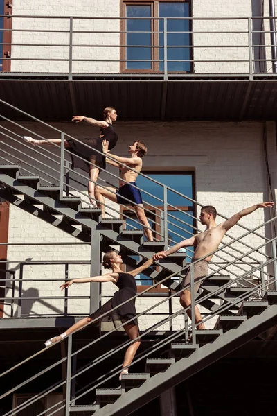 The group of modern ballet dancers performing on the stairs at the city — Stock Photo, Image