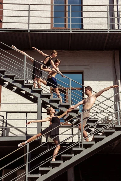 The group of modern ballet dancers performing on the stairs at the city — Stock Photo, Image