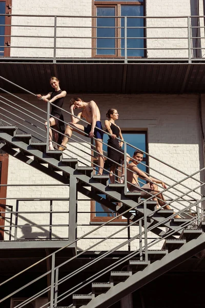 도시의 계단에서 공연하고 있는 현대 발레 무용수들의 그룹 — 스톡 사진